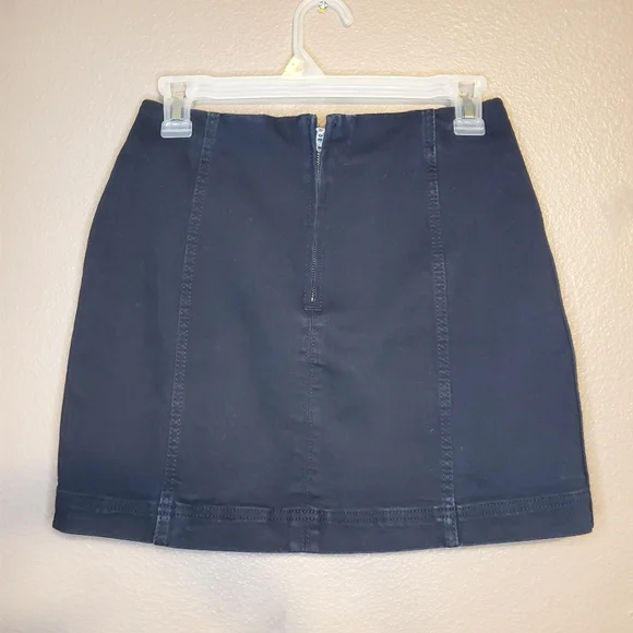 Black Stretchy Jean Mini Skirt Sz 4 - Picture 2 of 3